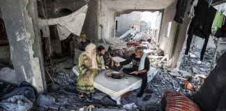 Une famille dans les ruines de leur maison dans le bande de Gaza © PAM/Ali Jadallah