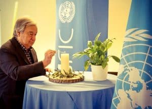 Le chef de l'ONU allume une bougie pour la paix dans les locaux d'UNRIC. 