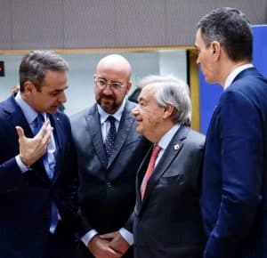 Antonio Guterres avec Charles Michel, président du Conseil de l'Europe, le Premier ministre grec Kyriákos Mitsotákis (à gauche) et le Premier ministre espagnol Pedro Sánchez (à gauche). © UN/Marian Blondeel