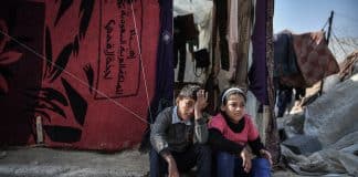 Deux enfants à Rafah, visiblement épuisés par la faim et la soif.