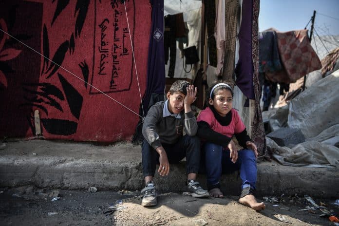Deux enfants à Rafah, visiblement épuisés par la faim et la soif.