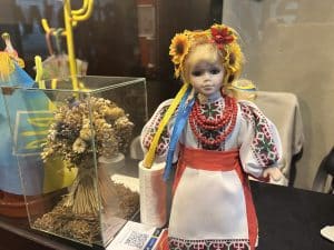 Une poupée comme décoration à l'entrée du centre communautaire ukrainien à Bruxelles. © UNRIC