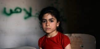 Tabarak, 6 ans, Irak. Tabarak vit dans le quartier ouest déchiré par la guerre, dans la vieille ville de Mossoul. Elle est assise dans une salle de classe vide de l'école primaire Al-Ekhlas, dans le quartier de Nabi Jarjis.* © Paddy Dowling