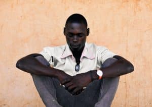 Moïse, 18 ans, Soudan du Sud. Quand Moïse avait 15 ans, il a vu son père se faire assassiner. Il a ensuite été enlevé par la même milice et entraîné à la guerre et au vol. * © Paddy Dowing