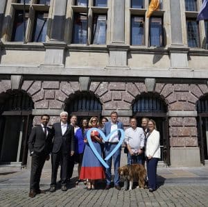 Représentants des ONG Sürya, PAG-ASA, et Payoke, avec le ministre belge de la Justice Paul Van Tigchelt et des représentants de l'OIM et l'UNODC, le 22 juillet 2024 à Anvers. © UNRIC