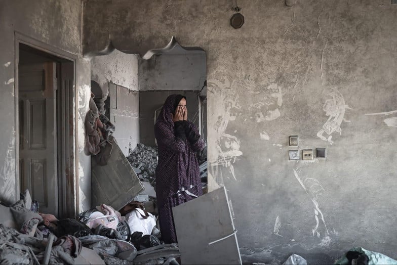 femme seule dans maison détruite à Gaza