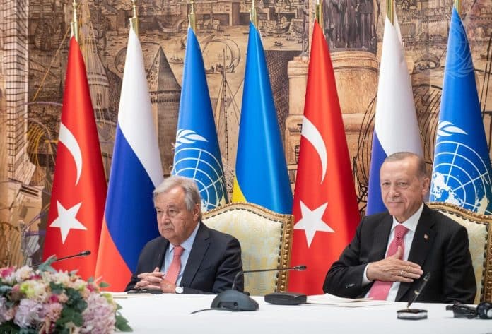 António Guterres og Recep Tayyip Erdoğan, forseti Tyrklands við undirritun samningsins.