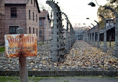 1.1 milljón manna var drepin í Auschwitz (Oświęcim á pólsku) . 90% voru gyðingar. 