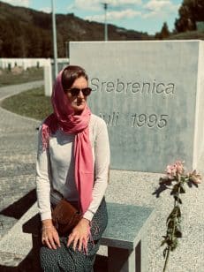 Kona við gröf í Srebrencia.