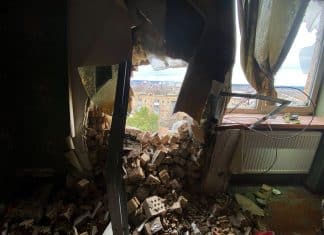 Un appartamento danneggiato dai bombardamenti a Irpin, nella regione di Kiev. Dopo che le forze armate russe hanno lasciato la città, OHCHR ha trovato 297 edifici civili danneggiati o distrutti.