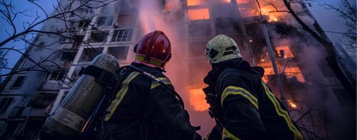 Zona residenziale di Kiev, via Chornobylska. Un edificio di 16 piani è stato incendiato a causa dei bombardamenti. Il risultato è che due persone sono morte e 50 sono state salvate dal Servizio di emergenza dello Stato ucraino.