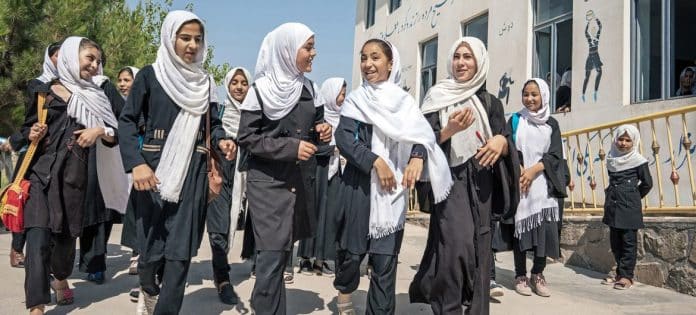 Ragazze camminano verso scuola in Afghanistan