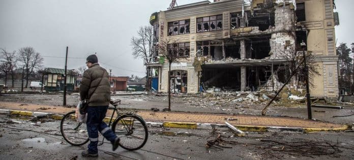 Una città ucraina bombardata