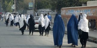 Donne camminano per strada in Afghanistan