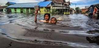 Bambini nuotano dopo un alluvione