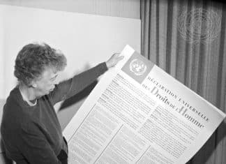 Eleanor Roosevelt con in mano un manifesto della Dichiarazione dei diritti umani in francese.