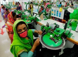 In questa foto ci sono delle donne che lavorano in fabbrica