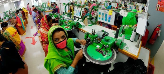 In questa foto ci sono delle donne che lavorano in fabbrica