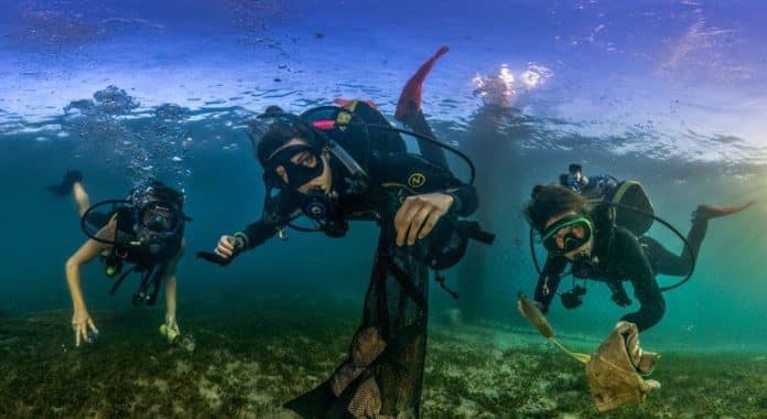 Giornata Mondiale degli Oceani dell’ONU/Rosie Leaney Sommozzatori a tempo libero ripuliscono dalla plastica inquinante nel mare vicino alla città di Sydney, in Australia.