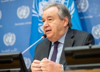Il Segretario generale António Guterres informa i giornalisti dopo l'incontro con le organizzazioni della società civile sulla sua Agenda di accelerazione climatica.