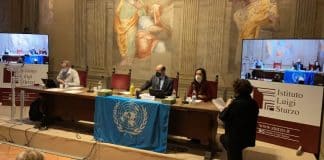 Relatore Speciale delle Nazioni Unite sulle implicazioni per i diritti umani della gestione e dello smaltimento ecocompatibile di sostanze e rifiuti pericolosi Marcos Orellana parla al microfono