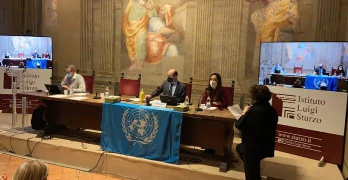 Relatore Speciale delle Nazioni Unite sulle implicazioni per i diritti umani della gestione e dello smaltimento ecocompatibile di sostanze e rifiuti pericolosi Marcos Orellana parla al microfono