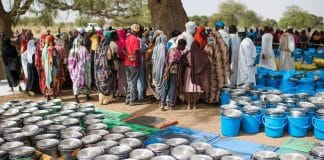 In Ciad vengono distribuiti cibo e altri beni alle persone fuggite dalle violenze in Sudan.