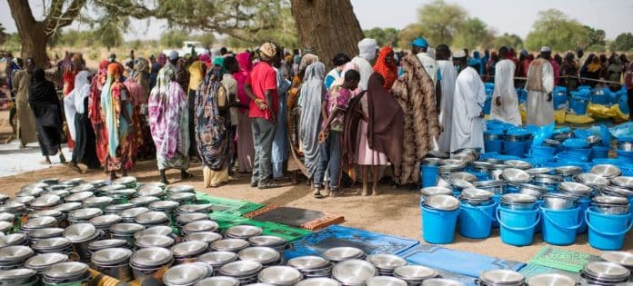 In Ciad vengono distribuiti cibo e altri beni alle persone fuggite dalle violenze in Sudan.