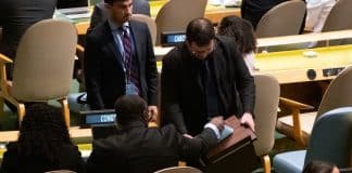 Un delegato esprime il voto del suo Paese per l'elezione di cinque nuovi membri non permanenti del Consiglio di Sicurezza delle Nazioni Unite.