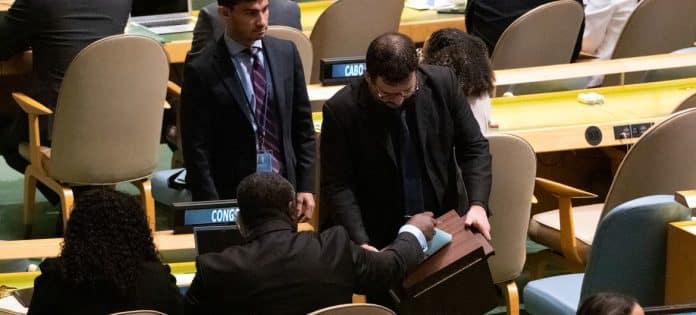 Un delegato esprime il voto del suo Paese per l'elezione di cinque nuovi membri non permanenti del Consiglio di Sicurezza delle Nazioni Unite.