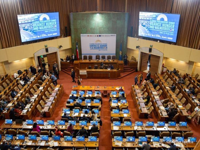 Parlamentari da tutto il mondo riuniti in una sala conferenze