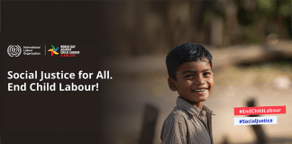 Poster della Giornata mondiale contro il lavoro minorile con un bambino che sorride e scritta "Social Justice for All. End Child Labour"!