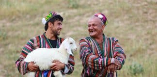 due pastori si sorridono