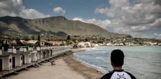 Un ragazzo che ha chiesto asilo come minore non accompagnato guarda la spiaggia di Trabia, in Italia. 14 maggio 2016