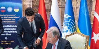 Istanbul UN Photo/Levent Kulu Il Segretario generale António Guterres firma l'accordo in occasione della cerimonia di sottoscrizione degli accordi per il trasporto sicuro di grano e prodotti alimentari dai porti ucraini" presso il Palazzo Dolmabahce di Istanbul, in Turchia.