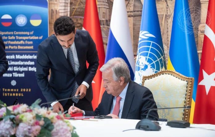 Istanbul UN Photo/Levent Kulu Il Segretario generale António Guterres firma l'accordo in occasione della cerimonia di sottoscrizione degli accordi per il trasporto sicuro di grano e prodotti alimentari dai porti ucraini
