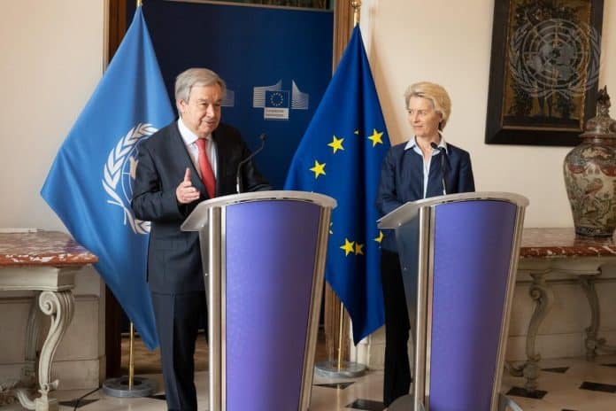 UN Photo/Miranda Alexander-Webber Il Segretario generale António Guterres (a sinistra) tiene una conferenza stampa con Ursula von der Leyen, Presidente della Commissione europea, durante il Dialogo ad alto livello ONU-UE a La Hulpe, in Belgio.