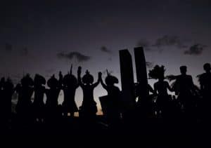 I popoli indigeni protestano davanti alla Corte suprema del Brasile. A livello globale, le popolazioni indigene possiedono o gestiscono più di un quarto della terra del mondo. Questi territori ospitano l'80% delle piante, degli animali e degli altri esseri viventi, animali e altri esseri viventi. Foto: AFP/Carl de Souza