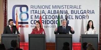 l Ministro degli Affari Esteri, Antonio Tajani, e le sue controparti bulgara e nord macedone in visita al Centro Servizi Globale a Brindisi parlano alla conferenza