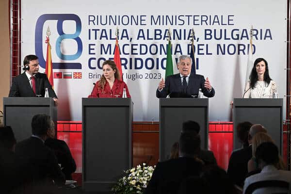 l Ministro degli Affari Esteri, Antonio Tajani, e le sue controparti bulgara e nord macedone in visita al Centro Servizi Globale a Brindisi parlano alla conferenza