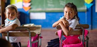 Due bambine frequentano le lezioni nella zona montuosa e impoverita di Jinotega, in Nicaragua.
