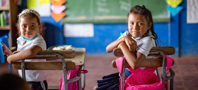 Due bambine frequentano le lezioni nella zona montuosa e impoverita di Jinotega, in Nicaragua.