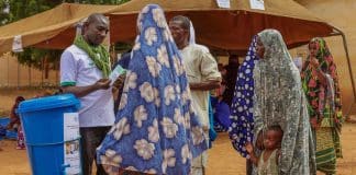© WFP Niger La distribuzione di contanti è una delle forme di aiuto che il PAM sta portando avanti per aiutare gli sfollati di Balléyara, in Niger.