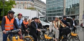 persone in bici per la campagna globale ONU