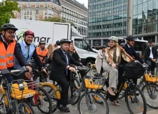 persone in bici per la campagna globale ONU