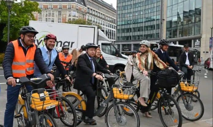 persone in bici per la campagna globale ONU