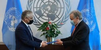 Maurizio Massari, Rappresentante Permanente d'Italia presso le Nazioni Unite, presenta le sue credenziali al Segretario Generale António Guterres. UN Photo/Evan Schneider