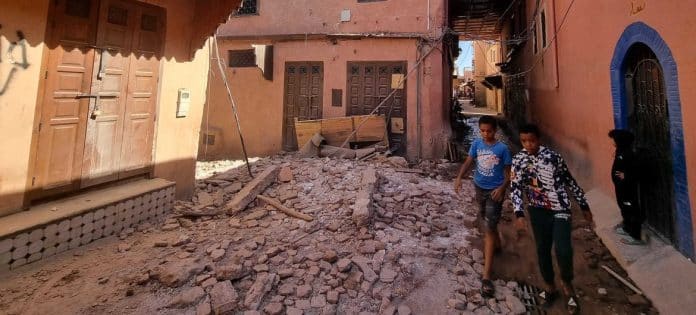 bambini camminano tra le rovine nella città storica di Marrakech, in Marocco.