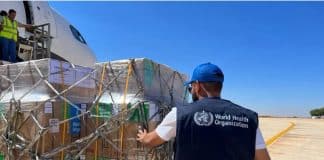 scarico pacchi con aiuti umanitari per Libia