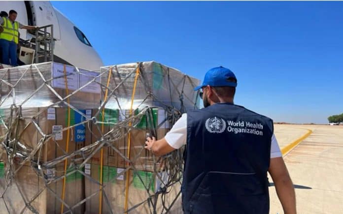 scarico pacchi con aiuti umanitari per Libia